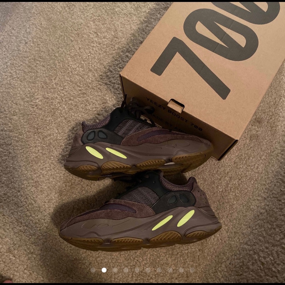 Yeezy mauve 700